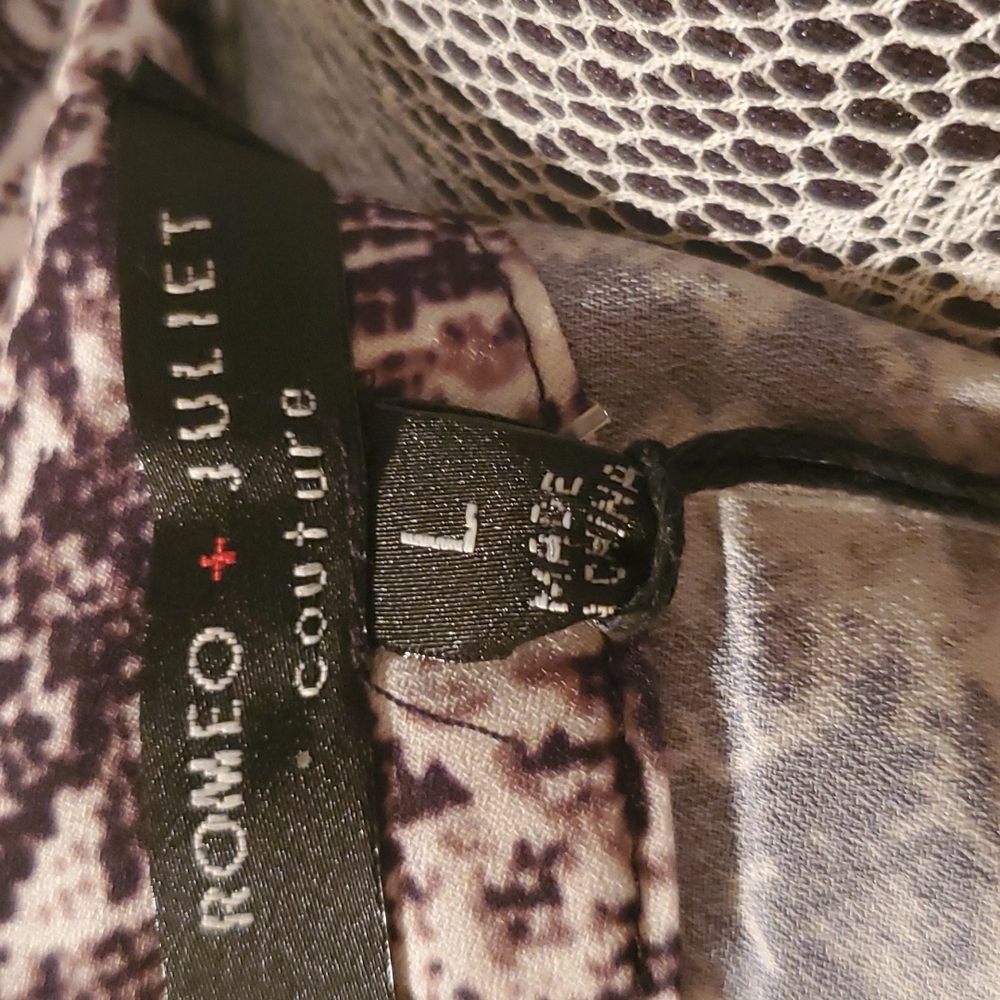 SOLD 🚫 Romeo & Juliet Couture Snake Print Long Sleeve Top sz L - Picture 8 of 11